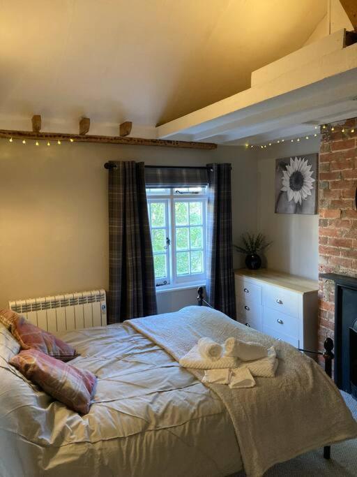 Pieman'S Cottage - Pulborough, West Sussex Cottage - Sunny Courtyard Extérieur photo